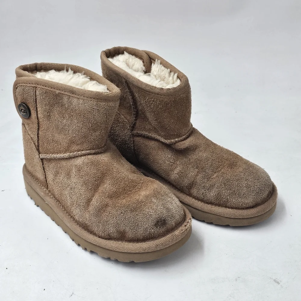UGG Jona Mini Boot Kids 11 Chestnut Suede Snap UGGplush Lined Treadlite Sole EVA